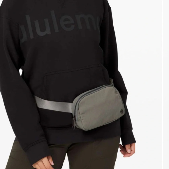 Lululemon Athletica Everywhere belt bag 1L, Grey Sage, SOLD OUT ONLINE - Picture 7 of 13
